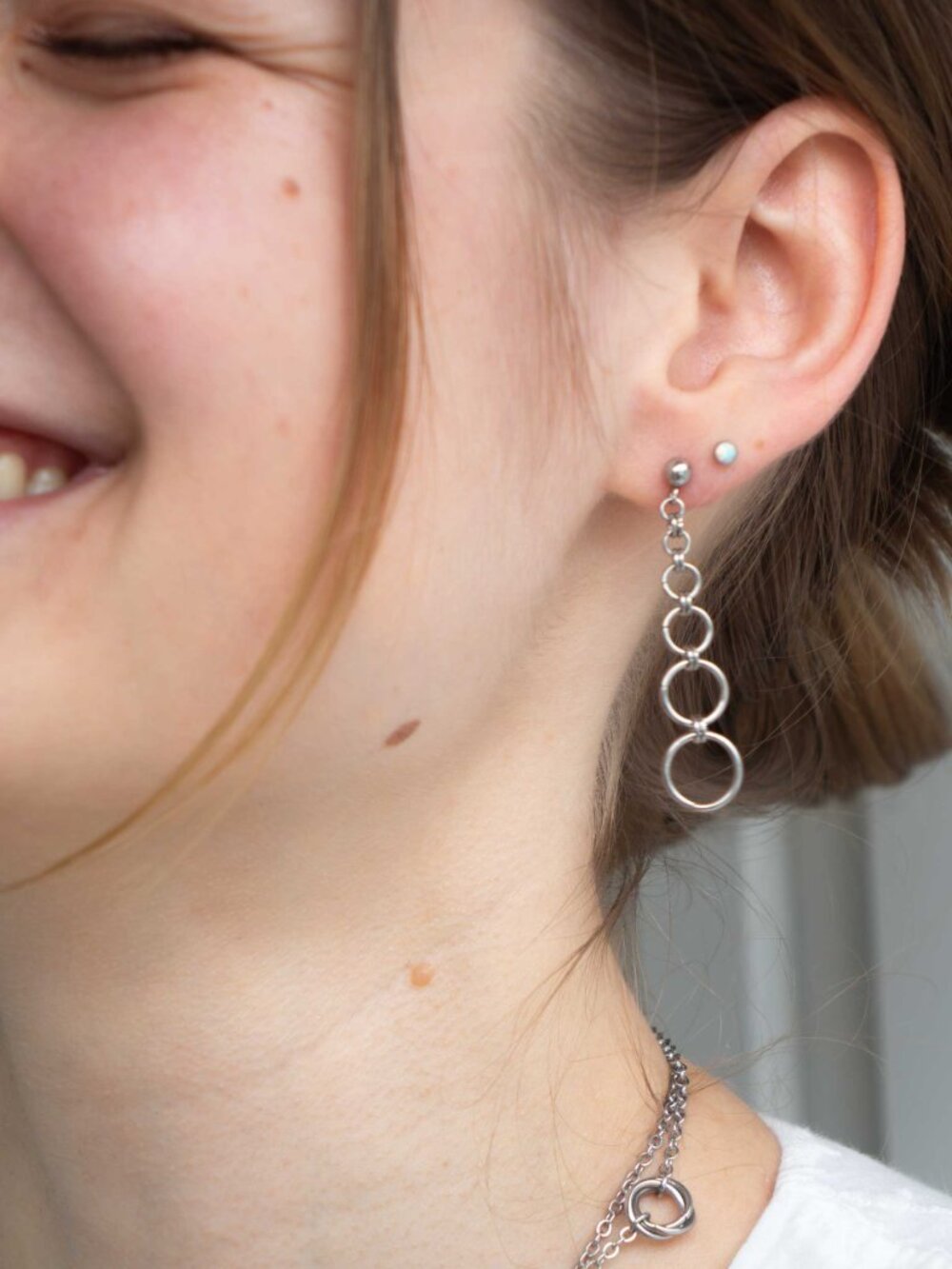 Long silver graduated hoop earrings - Picture 4 of 8